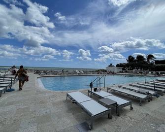 Areia Azul Aparts Miami - Sunny Isles Beach - Pool