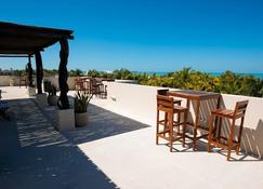 Spacious and private retreat 1 block from the beach in Progreso East - Progreso - Ban công