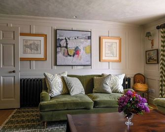Designer-owned, luxurious and cosy historic Farmhouse dating from 1490 - Chesham - Living room