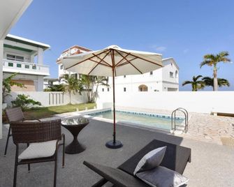 Route 6 Inn - Yomitan - Басейн