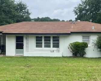 Minden cottage oasis - Minden - Edificio