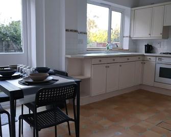 4 bedroom cosy home in Solihull by airport Driveway for up to 3 cars perfect for contractors - Oldbury - Bedroom