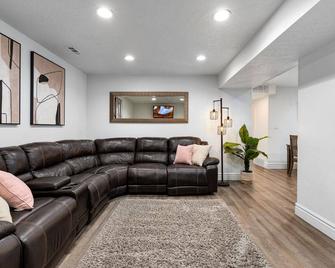 Half Acre Home + Mountain Views\n + Pac-Man - Riverton - Sala de estar