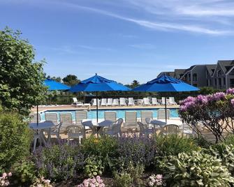 Updated Modern Waterfront condo with private beach, pool, tennis, pier & more.br - Montauk - Piscine
