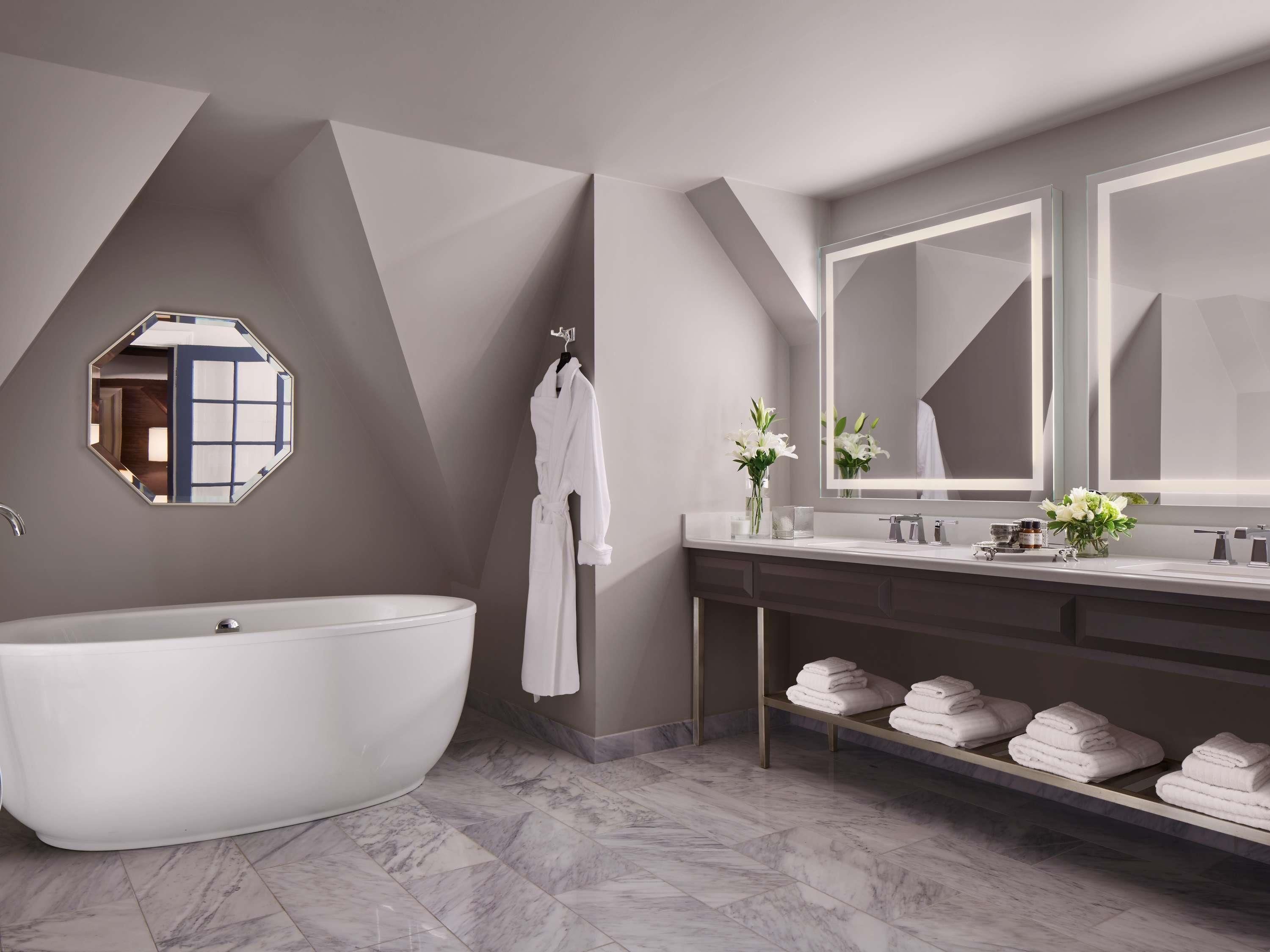 Fairmont Hotel Macdonald - Edmonton - Bathroom