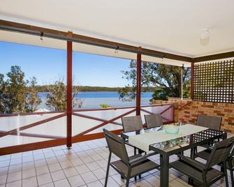 Bayview I Absolute Waterfront with Jetty I 5 Mins to Hyams Beach - Vincentia - Balcón