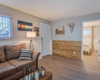 Romantic Getaway Base of Mountains Parks & Trails - Colorado Springs - Living room