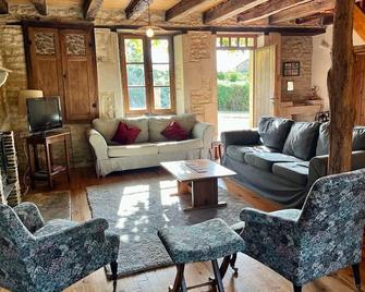 Charming, Detached Farmhouse With Private Swimming Pool. - Voulême - Sala de estar