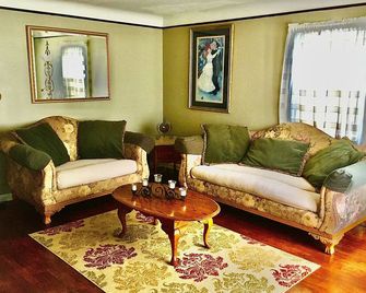 Cozy & Quiet beautiful 4 bedrooms , close to downtown, Cleve clinic - Parma - Living room