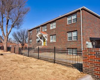Historic 100+ year old restored 6 unit fully furnished apartment building. - Woodward - Building