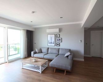 Elia Apartments - Side - Olohuone