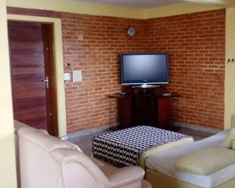 Rent a country house in Ibiúna - Ibiúna - Sala de estar