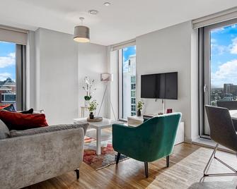 Modern Bright Apartment Media City | Pass the Keys - Salford - Living room