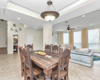 Lakeside Pool & Garden, Eat, Play, Relax & Repeat. - Houston - Dining room