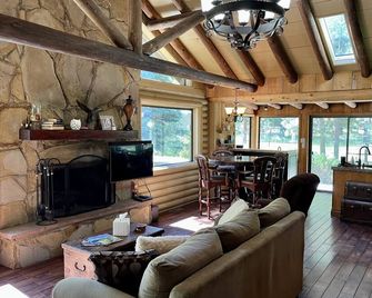 Picturesque retreat inspired by Thomas Kinkade, situated on 1.5 acres! - Alpine - Living room