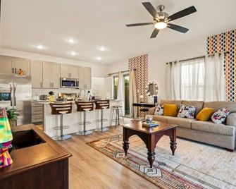 The Retro Room - 1br - 2 Beds - 7 Min Dt & D Ellum - Dallas - Living room