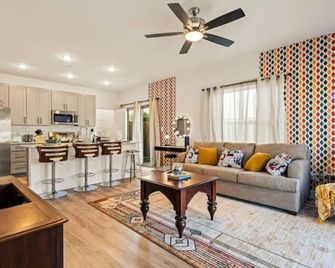 The Retro Room - 1br - 2 Beds - 7 Min Dt & D Ellum - דאלאס - סלון