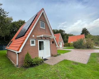 Holiday House in Friesland with Garden - Sint Nicolaasga - Building