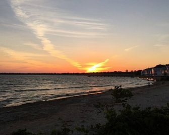Blue Skies Beach House (Long term stays available Nov-April) - Crystal Beach - Beach