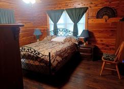 Deluxe log home with 83 acres on 1/2 mile of the SO. Canadian river. Sleeps 6. - Sasakwa - Schlafzimmer
