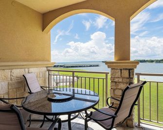 Lakefront Corsicana Condo Pool and Private Balcony! - Corsicana - Balkon