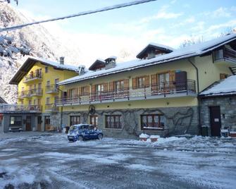 Hotel Fior di Roccia - Ayas - Bâtiment