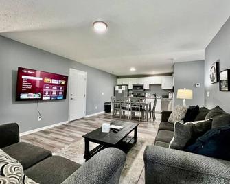 160 Overbrook 3 bedroom home with privately fenced yard and hot tub - Monroe - Living room