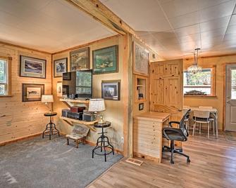 High Lakes Hideaway La Pine Fishing Cabin! - La Pine - Bedroom