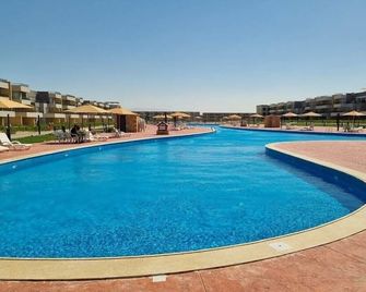 Spacious Duplex with Private Roof – Blumar El Sokhna - Families only - Suez - Piscina