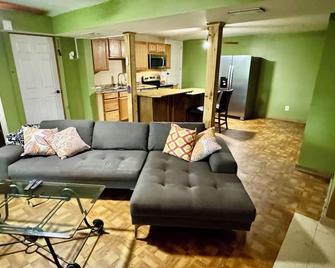 Comfortable one bedroom basement apartment in the woods - Harrodsburg - Sala de estar