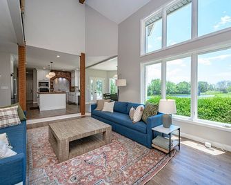 Spacious estate with 8 bedrooms + Pool -Near CoMO - Fulton - Sala de estar