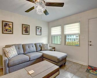 Super cute! Community boardwalk to the beach and pool! - Port Aransas - Wohnzimmer