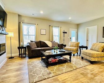 The Hidden Gem - 2BR Basement Apartment on 7 Acres - Moscow Mills - Living room