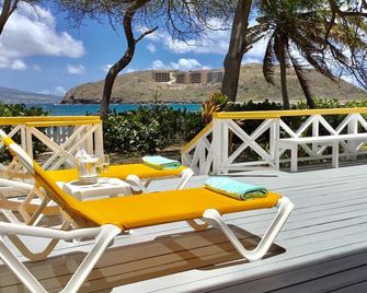 Beach House Right on the beach! - Basseterre - Balkón