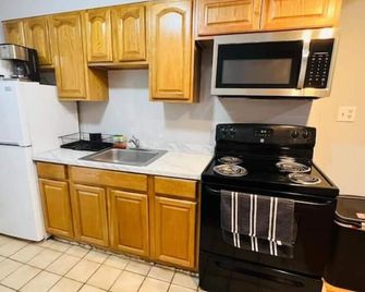 Cozy 2 Bed heart of Hoboken, NYC 10 Minutes away - Hoboken - Kitchen