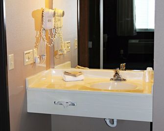 Capri Inn & Suites - Beatrice - Badkamer