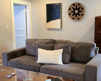 Walk to downtown Florence. Minutes away from medical facilities. - Florence - Living room