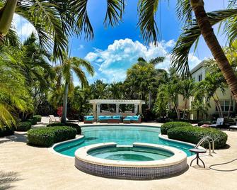 Luxury Large Leeward Condo - walk to the beach - Providenciales - Piscina