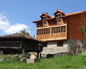 Valdecarzana Apartments. Braña Charamaxil bear path. 3k from San Martin - San Martín de Teverga - Edificio