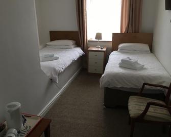 Lord Nelson Hotel - Bargoed - Bedroom