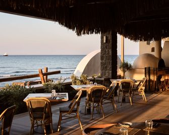 Sea Breeze Santorini Beach Resort, Curio Collection by Hilton - Agios Georgios - מסעדה