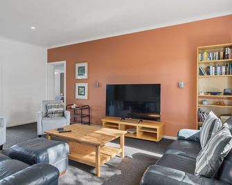 Bungala Cottage 28 Jetty Road - Normanville - Living room