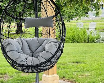 Upscale Luxury in Amish Country, King Bed, Jetted Tub & Garden Patio - Bird in Hand - Patio