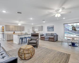 Eagle's Nest - Upscale Loft Downtown Close to GSU - Statesboro - Living room