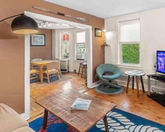 East end. Walk to food, beer and downtown fun. - Portland - Living room