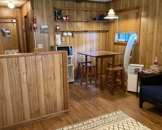 Cozy Creek Cabin: 1-Bedroom Cabin next to Pipestem Resort - Lerona - Front desk