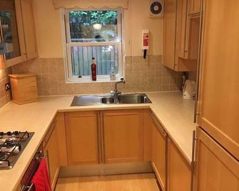 Chine Cottage - Boscombe - Kitchen