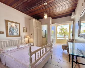Cozy seafront house on Cabeçudas Beach! 5 minutes from BC - Itajaí - Bedroom