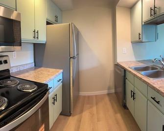 Remodeled Townhome - Close to - The Lake - Quaint Downtown - The Hospital - Waconia - Kitchen