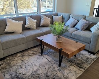 Entire New Built - Spacious 3-bedroom Suite. - Regina - Phòng khách